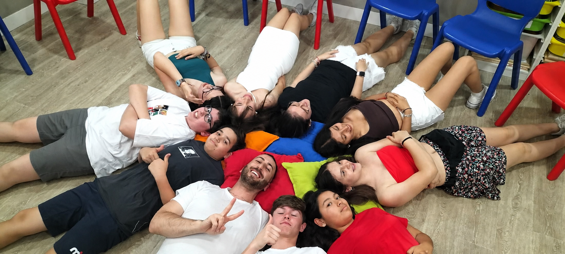 teens tumbados en clase